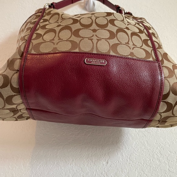Coach Park signature hobo, jacquard, print, burgundy, trim F 30341 top zip - Picture 4 of 11